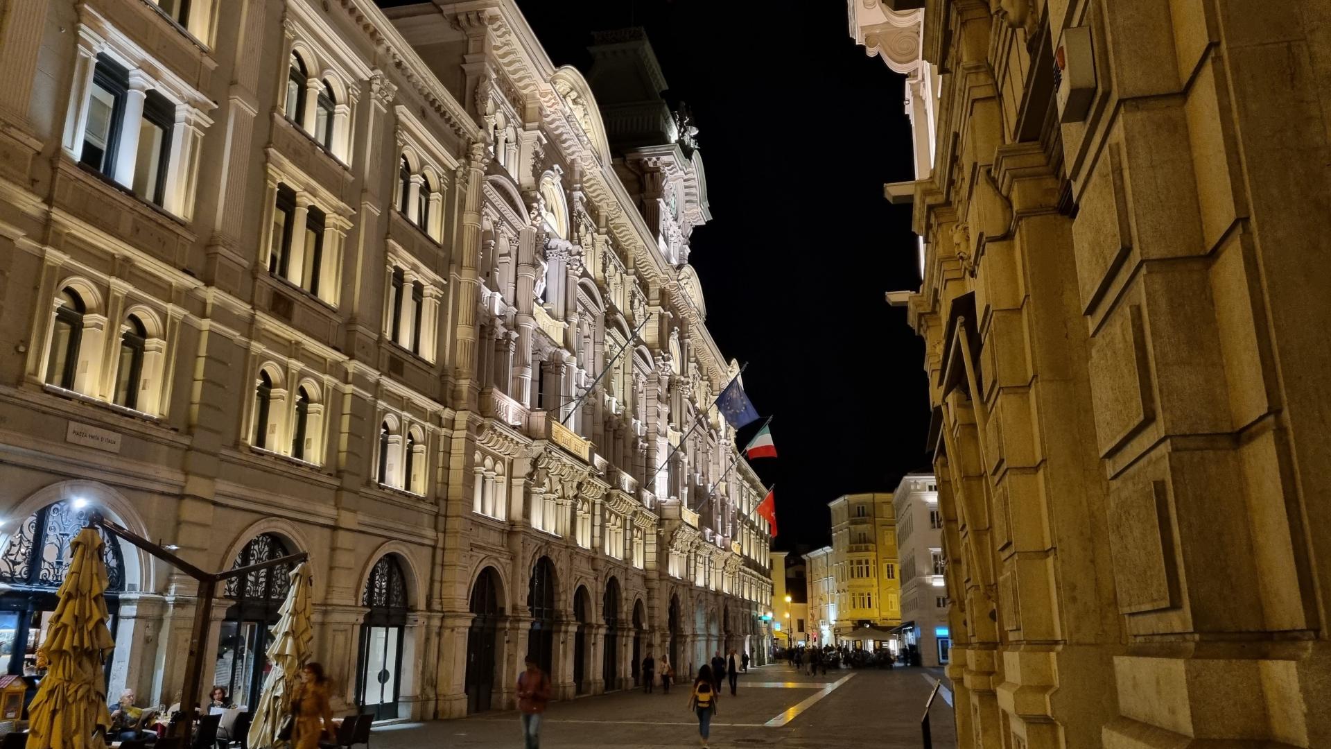 Piazza Unità by night Image