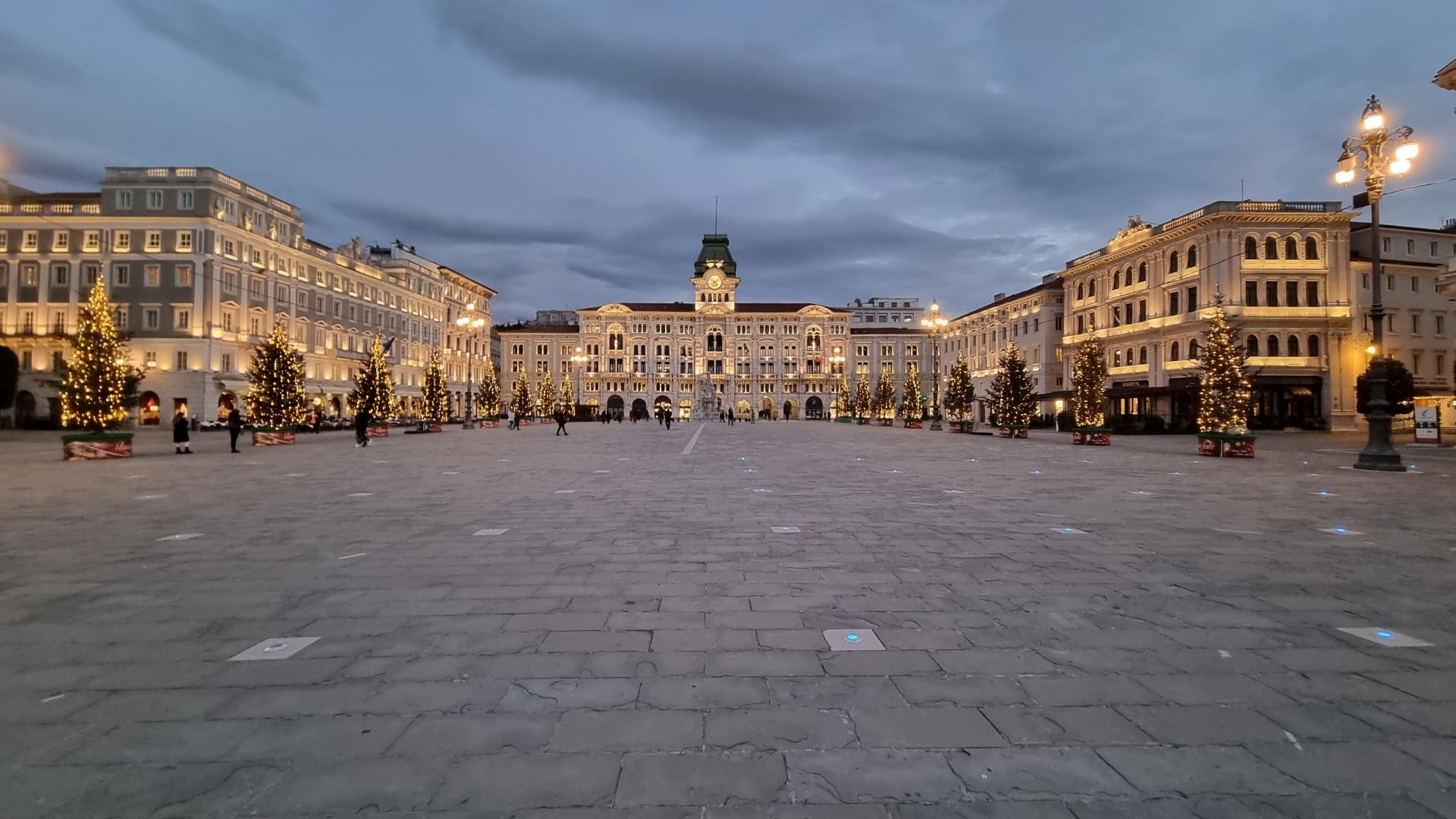 Natale - Piazza Unità d'Italia Image